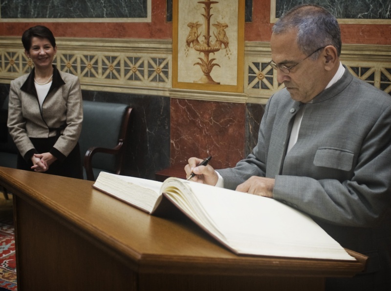Staatspräsident von Timor- Leste José Ramos-Horta beim Eintrag in das Gästebuch. Im Hintergrund Nationalratspräsidentin Mag.a Barbara Prammer.