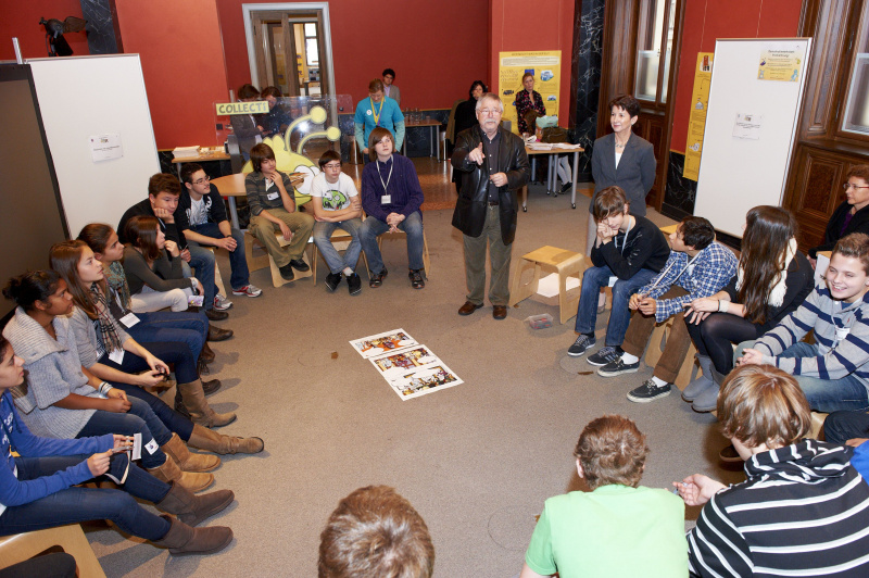 Wolf Biermann (Mitte) und Nationalratspräsidentinn Mag.a Barbara Prammer(Mitte) mit Jugendlichen in der Demokratiewerkstatt