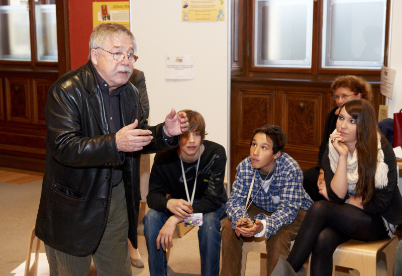 v.li. Wolf Biermann mit Jugendlichen in der Demokratiewerkstatt