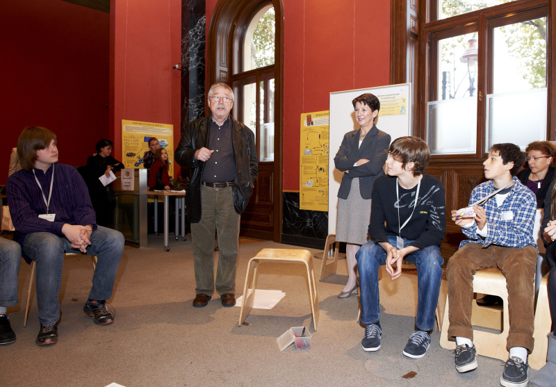 Wolf Biermann (2.v.li.) und Nationalratspräsidentin Mag.a Barbara Prammer mit Jugendlichen in der Demokratiewerkstatt