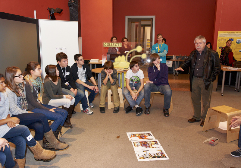 Wolf Biermann (1.v.re.) mit Jugendlichen in der Demokratiewerkstatt