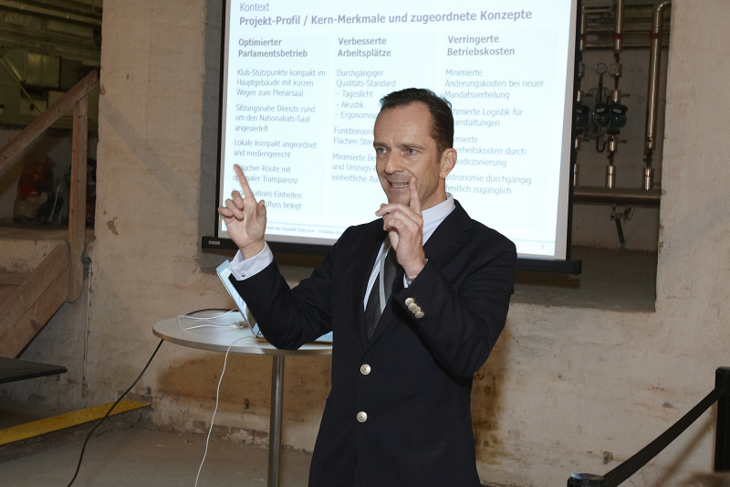 Prof. Hermann Schnell präsentiert das Raumnutzungskonzept