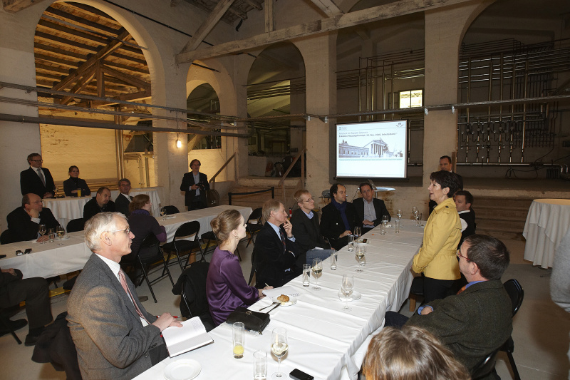 Nationalratspräsidentin Mag.a Barbara Prammer (rechts) am Dachboden des Parlaments beim Empfang der Parlamentsredakteure