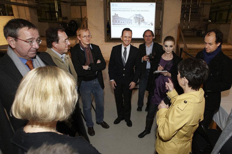 Nationalratspräsidentin Mag.a Barbara Prammer (rechts) am Dachboden des Parlaments in Diskussion mit den Parlamentsredakteuren sowie mit Prof, Schnell (mitte)