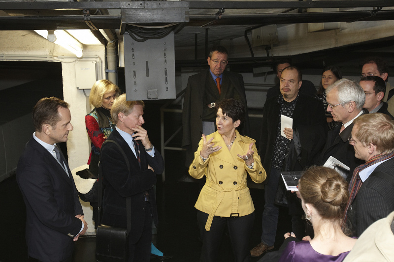 Nationalratspräsidentin Mag.a Barbara Prammer (Mitte) unter dem Nationalratssitzungssaal