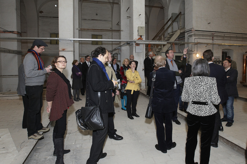 Nationalratspräsidentin Mag.a Barbara Prammer (Mitte) am Dachboden des Parlaments in Diskussion mit den Parlamentsredakteuren