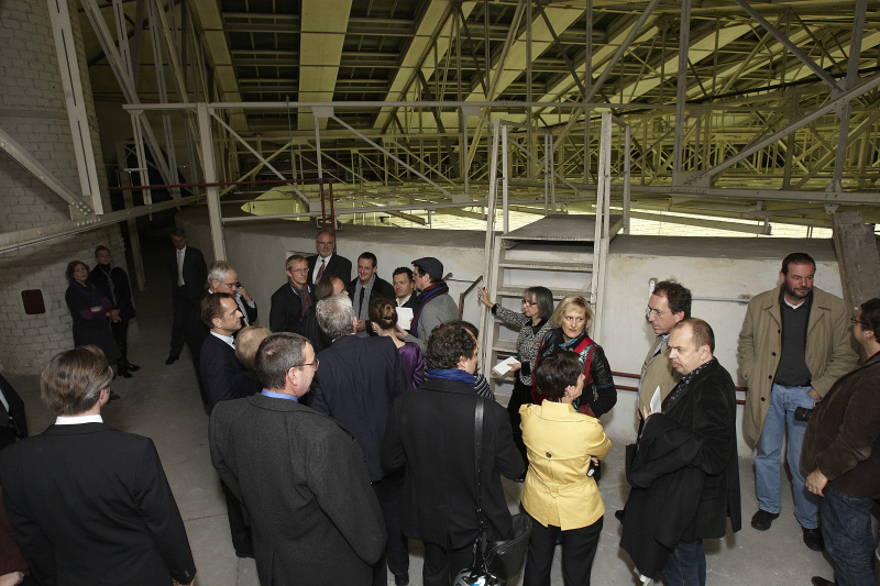 Nationalratspräsidentin Mag.a Barbara Prammer (Mitte) am Dachboden über dem Plenarsaal in Diskussion mit den Parlamentsredakteuren