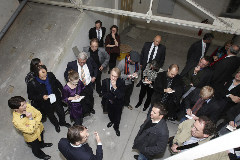 v.li.Nationalratspräsidentin Mag.a Barbara Prammer am Dachboden über dem Plenarsaal in Diskussion mit den Parlamentsredakteuren