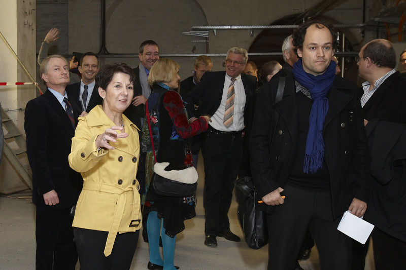 v.li. Nationalratspräsidentin Mag.a Barbara Prammer am Dachboden des Parlaments in Diskussion mit den Parlamentsredakteuren