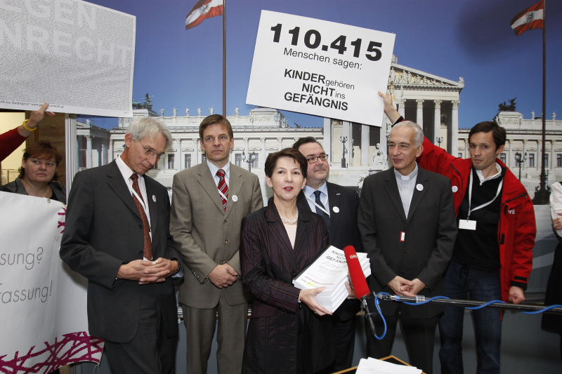 Nationalratspräsidentin Mag.Barbara Prammer mit den Unterschriften. v.links: Heinz Patzelt - Amnesty International, Christian Moser - SOS Kinderdorf, Nationalratspräsidentin Mag.a Barbara Prammer, Michael Chalupka - Diakonie, Michael Landau - Caritas und ein Mitarbeiter der Caritas