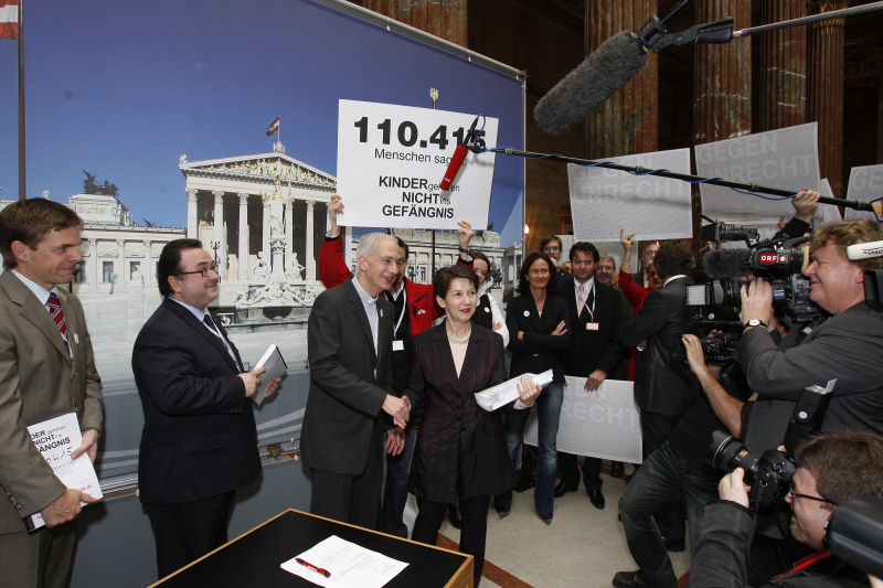 Übergabe der Unterschriften durch Michael Landau - Caritas an Nationalratspräsidentin Mag.a Barbara Prammer