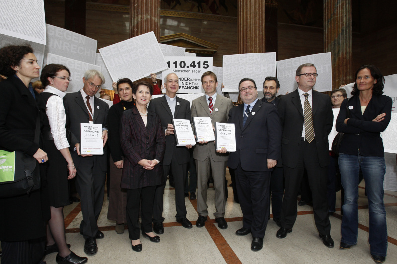 3.v.li. Heinz Patzelt - Amnesty International, Sonja Ablinger - Nationalratsabgeordnete der SPÖ , Nationalratspräsidentin Mag.a Barbara Prammer, Michael Landau - Caritas, Christian Moser- SOS Kinderdorf, Michael Chalupka- Diakonie, Karlheinz Kopf - Klubobmann der ÖVP und Dr.Eva Glawischnig-Piesczek - Klubobfrau der Grünen