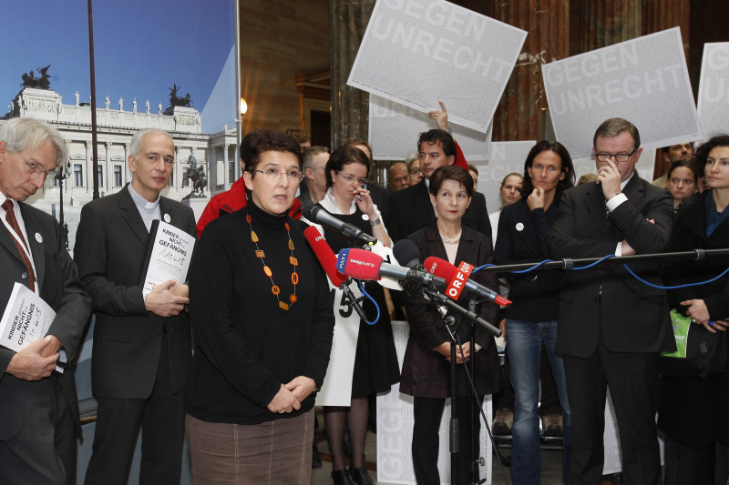 Sonja Ablinger - Nationalratsabgeordnete  der SPÖ am Mikrofon