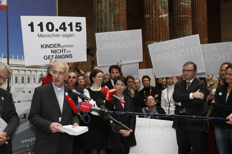 Michael Landau - Caritasdirektor der Erzdiözese Wien am Mikrofon