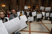 Besucher der Aktion mit Schildern "Gegen Unrecht"