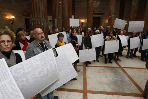Besucher der Aktion mit Schildern "Gegen Unrecht"