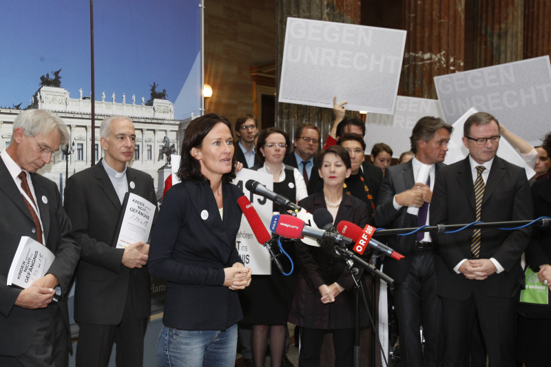 Dr.Eva Glawischnig-Piesczek - Klubobfrau der Grünen am Mikrofon