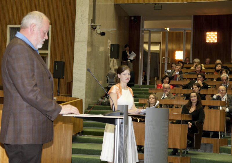 v.li. Dr. Franz Josef Weissenböck - Autor und  Nanette Waidmann - Ensemblemitglied des Volkstheaters  am Rednerpult