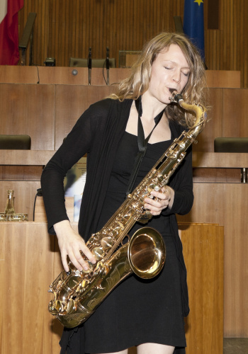 Barbara Paierl spielt auf ihrem Saxophon