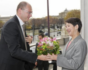 v.li. Slowakische Parlamentspräsident Ing. Richard Sulik überreicht Nationalratspräsidentin Mag.a Barbara Prammer einen Blumenstrauß