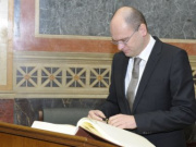 Slowakische Parlamentspräsident Ing. Richard Sulik beim Eintrag in das Gästebuch