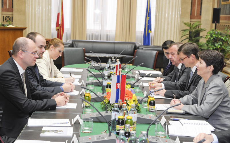 Linke Seite: Slowakische Delegation mit dem Slowakischen Parlamentspräsidenten Ing. Richard Sulik (1.v.li.). Rechte Seite: Österreichische Delegation mit Nationalratspräsidentin Mag.a Barbara Prammer (1.v.re.)
