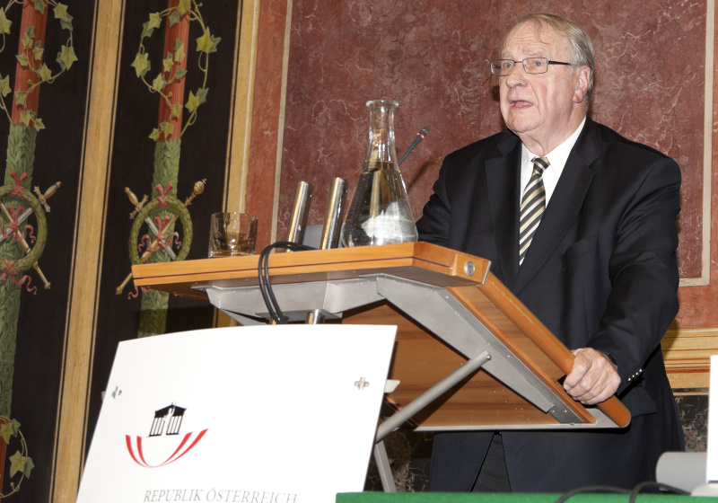 Dr. Harald Ofner - Bundesminister für Justiz a.D. am Rednerpult