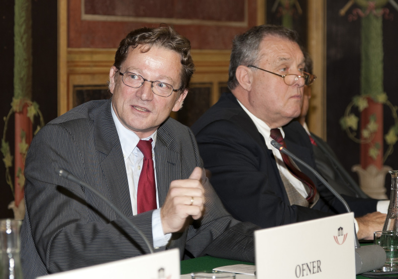 v.li. ao. Univ.-Prof. Dr. Christian Neschwara - Universität Wien - Institut für Rechts- und Verfassungsgeschichte und Univ.-Prof. Dr. Wilhelm Brauneder - Dritter Präsident des Nationalrates a.D. am Podium