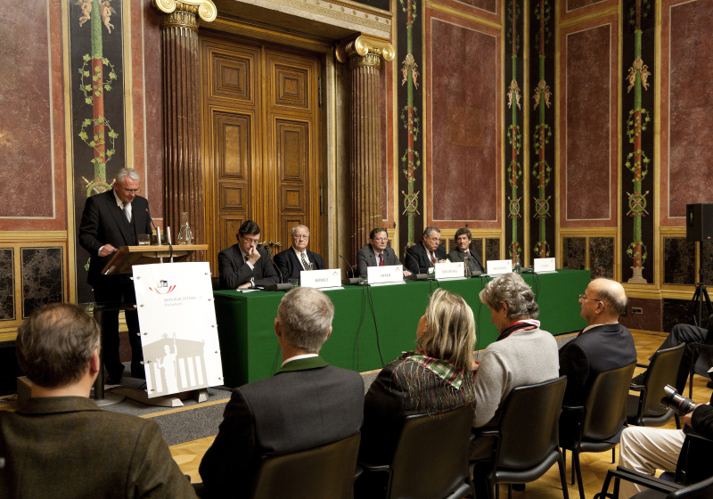 v.li. Mag. Dr. Martin Graf - Dritter Präsident des Nationalrates am Rednerpult. Am Podium v.li. ao.Univ.-Prof. Dr. Lothar Höbelt - Universität Wien - Institut für Geschichte, ao. Univ.-Prof. Dr. Christian Neschwara - Universität Wien - Institut für Rechts- und Verfassungsgeschichte, Dr. Harald Ofner - Bundesminister für Justiz a.D., Univ.-Prof. Dr. Wilhelm Brauneder - Dritter Präsident des Nationalrates a.D. und Dr. Hans Achatz - Landesrat a.D.