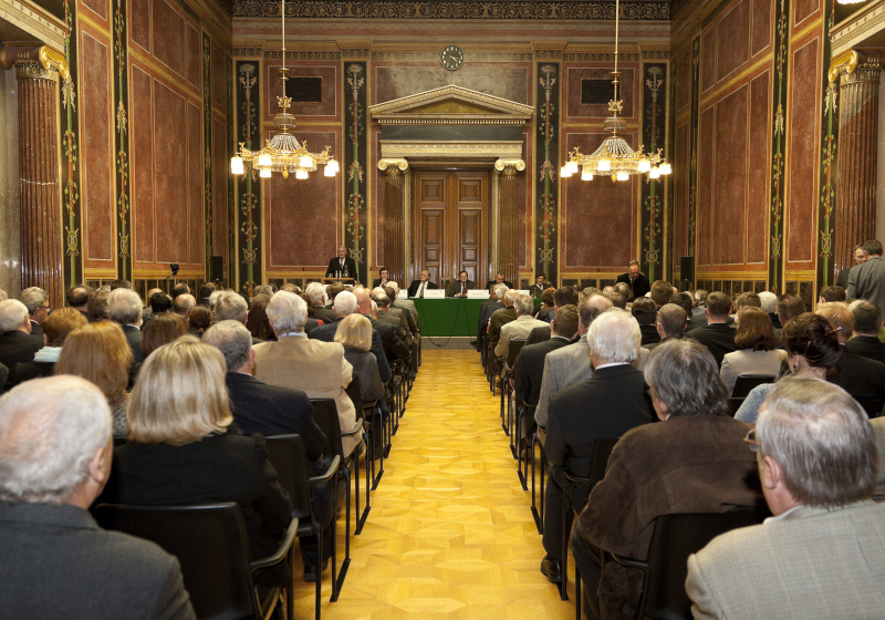 v.li. Mag. Dr. Martin Graf - Dritter Präsident des Nationalrates am Rednerpult. Am Podium v.li. ao.Univ.-Prof. Dr. Lothar Höbelt - Universität Wien - Institut für Geschichte, ao. Univ.-Prof. Dr. Christian Neschwara - Universität Wien - Institut für Rechts- und Verfassungsgeschichte, Dr. Harald Ofner - Bundesminister für Justiz a.D., Univ.-Prof. Dr. Wilhelm Brauneder - Dritter Präsident des Nationalrates a.D. und Dr. Hans Achatz - Landesrat a.D.