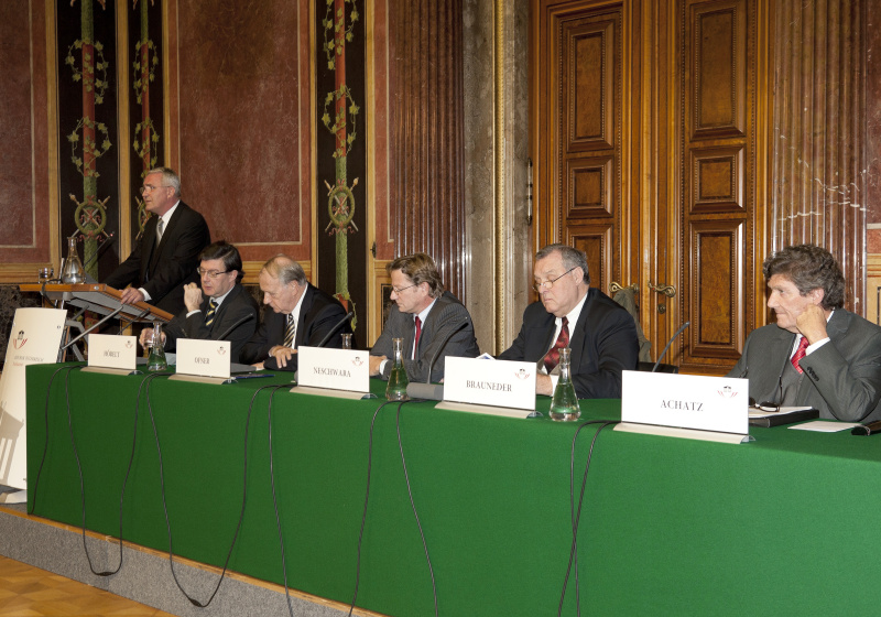 v.li. Mag. Dr. Martin Graf - Dritter Präsident des Nationalrates am Rednerpult. Am Podium v.li. ao.Univ.-Prof. Dr. Lothar Höbelt - Universität Wien - Institut für Geschichte, ao. Univ.-Prof. Dr. Christian Neschwara - Universität Wien - Institut für Rechts- und Verfassungsgeschichte, Dr. Harald Ofner - Bundesminister für Justiz a.D., Univ.-Prof. Dr. Wilhelm Brauneder - Dritter Präsident des Nationalrates a.D. und Dr. Hans Achatz - Landesrat a.D.
