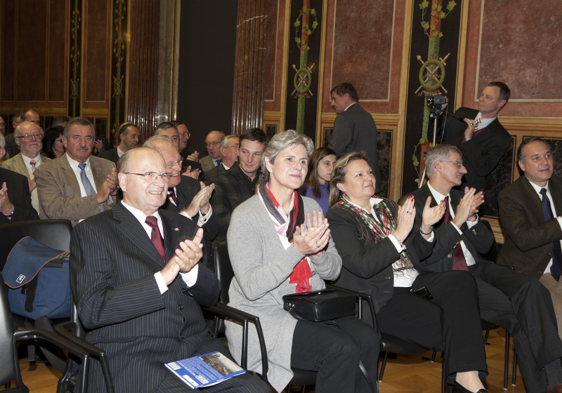 1. Reihe v.li. Dipl.-Vw. Dr. Gerulf Stix - Dritter Präsident des Nationalrates a.D., Barbara Rosenkranz und weitere VeranstaltungsteilnehmerInnen