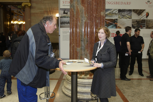 Ein Besucher informiert sich bei Mag. Victoria Reinberg (re) über den Sanierungsbedarf im Parlamentsgebäude