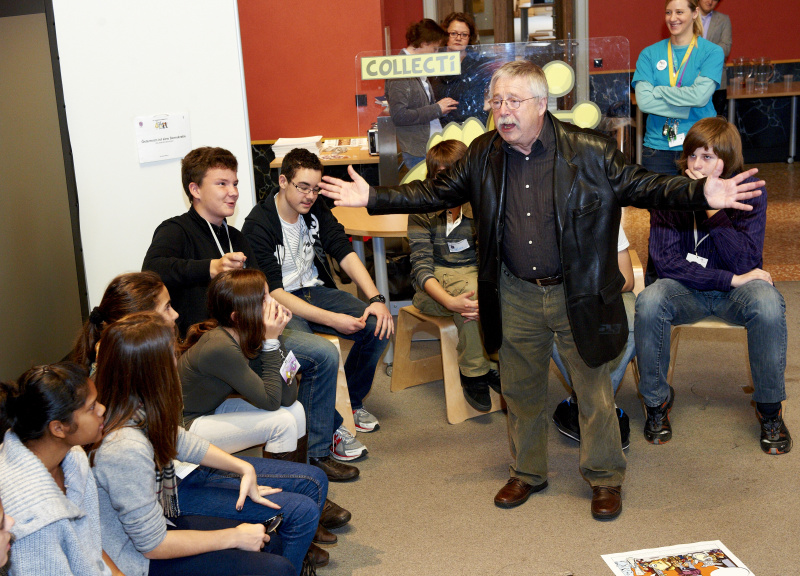 Wolf Biermann mit Jugendlichen