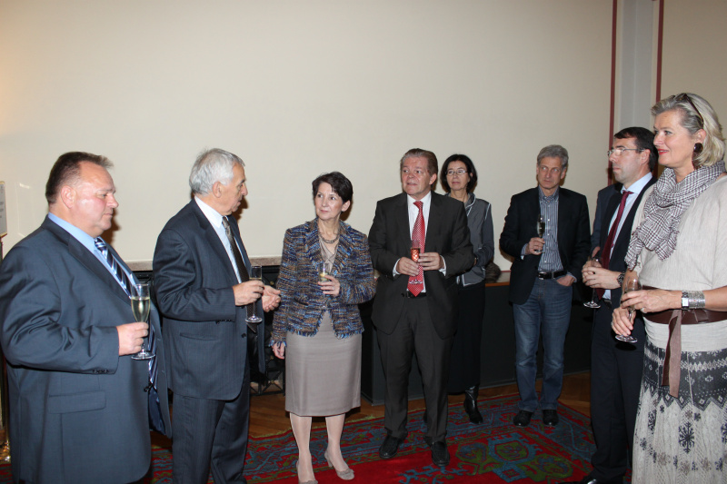 v.li. Veranstaltungsteilnehmer, Serbiens Botschafter Milovan Bozinovic , Nationalratspräsidentin Mag. a. Barbara Prammer, Johann Maier - Nationalratsabgeordneter, Christine Muttonen - Nationalratsabgeordnete, Josef Cap - Klubobmann der SPÖ; Veranstaltungsteilnehmer und Ursula Plassnik - Nationalratsabgeordnete