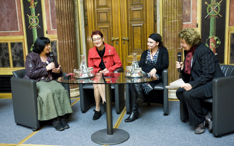 Podiumsgespräch mit den Demokratiepreisträgern 2010 v.li.: Rosa Gitta Martl - Verein Ketani,  Mag.a Heidi Schrodt - Direktorin Gymnasium Rahlgasse, Silvia Ortner - Verein "Frauen aus allen Ländern" und Moderatorin Astrid Zimmermann - Presseclub Concordia.