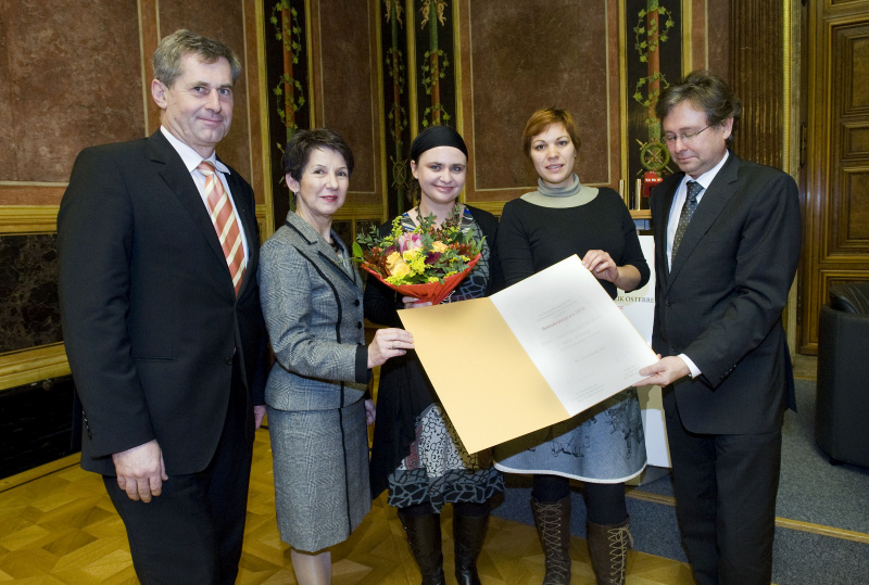 v.li.: Martin Preineder - Präsident des Bundesrates, Mag.a Barbara Prammer - Präsidentin des Nationalrates, Silvia Ortner und Julia Schindler - Verein „Frauen aus allen Ländern“
Demokratiepreisträger 2010 und  Dr. Alexander Wrabetz - ORF Generaldirektor