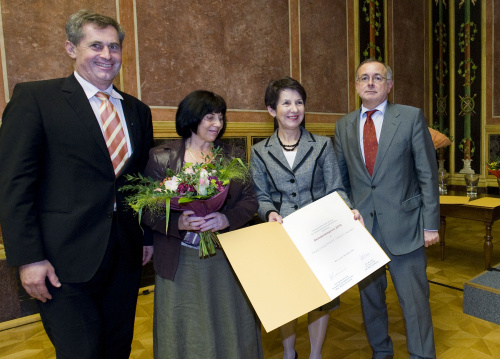 v.li.: Martin Preineder - Präsident des Bundesrates, Rosa Gitta Martl - Verein Ketani Demokratiepreisträgerin 2010, Mag.a Barbara Prammer - Präsidentin des Nationalrates und Univ. Prof. DDr. Oliver Rathkolb - Institut für Zeitgeschichte