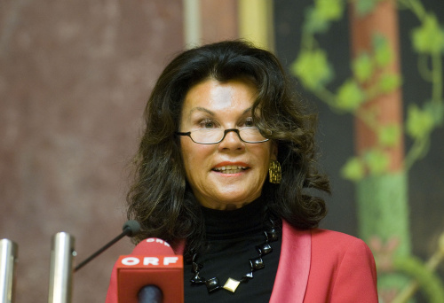 Laudatorin Dr. Brigitte Bierlein - Vizepräsidentin des VfGH am Rednerpult