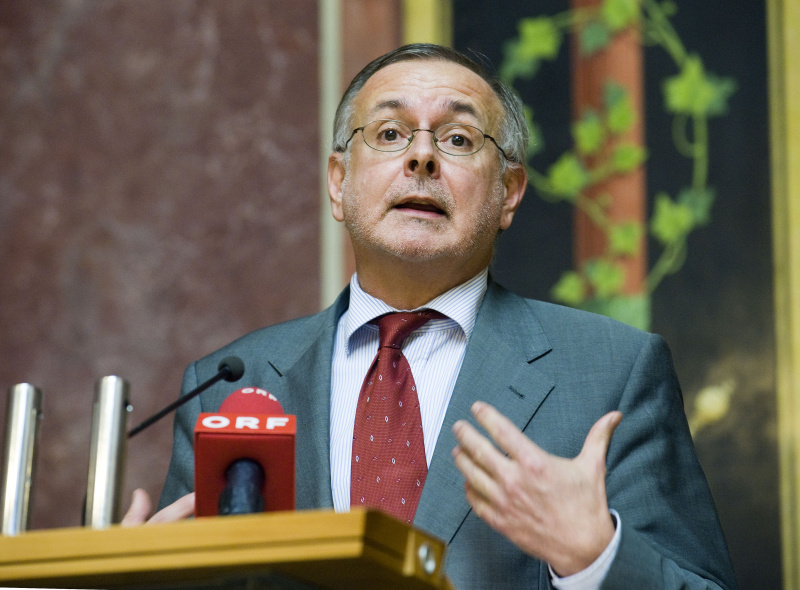 Laudator Univ. Prof. DDr. Oliver Rathkolb - Institut für Zeitgeschichte am Rednerpult