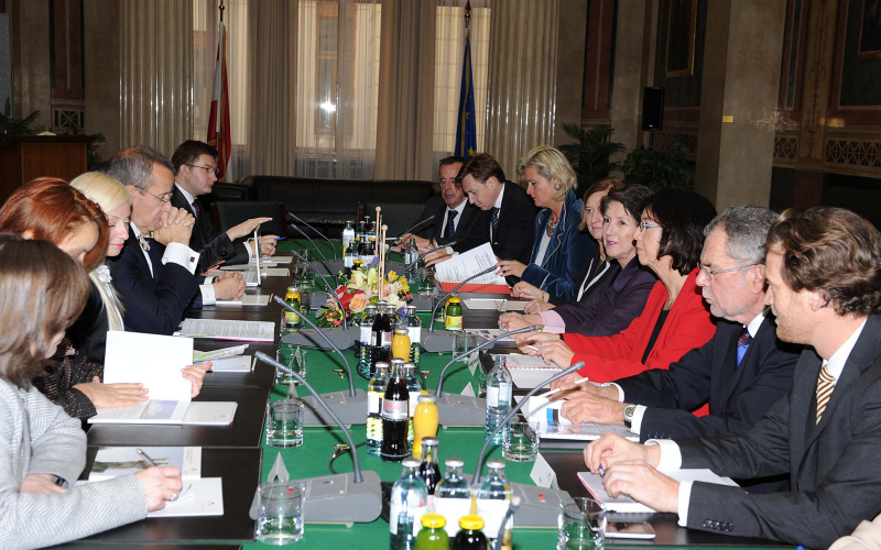 Linke Seite die Delegation aus Estland mit dem Präsidenten der Republik Estland, S.E. Herr Toomas Hendrik Ilves (4.v.li). Rechte Seite die Österreichische Delegation mit Nationalratspräsidentin Mag.a Barbara Prammer (4.v.re)