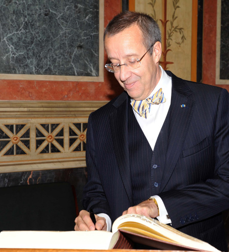 Präsident der Republik Estland, S.E. Herr Toomas Hendrik Ilves beim Eintrag in das Gästebuch