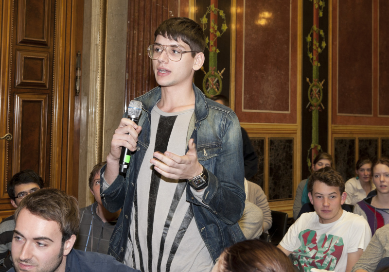 Ein Veranstaltungsteilnehmer bei seiner Wortmeldung