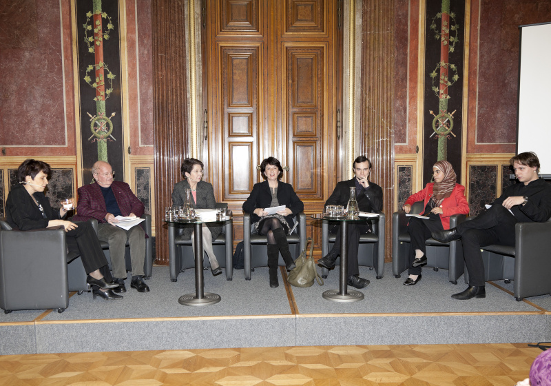 v.li. Univ.-Prof. Dr. Eva Schulev-Steindl - Institut für Rechtswissenschaften der Universität für Bodenkultur Wien, em. Univ.-Prof. DDr. Manfried Welan - Verfassungsjurist und Politologe, Mag.a Barbara Prammer - Präsidentin des Nationalrates, Mag. Gertraud Diendorfer - Leiterin des Demokratiezentrums Wien, Georg Heller, Nermin Ismail und Christoph Leschanz