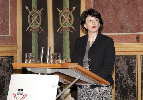 Mag. Gertraud Diendorfer - Leiterin des Demokratiezentrums Wien am Rednerpult