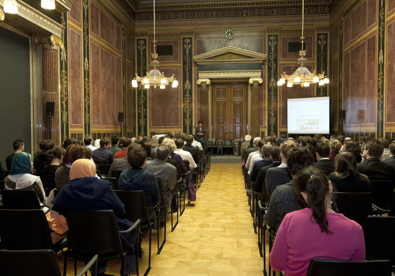 Mag. Barbara Prammer - Präsidentin des Nationalrates am Podium
