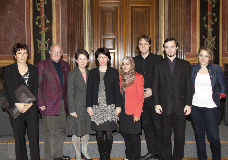v.li. Univ.-Prof. Dr. Eva Schulev-Steindl - Institut für Rechtswissenschaften der Universität für Bodenkultur Wien, em. Univ.-Prof. DDr. Manfried Welan - Verfassungsjurist und Politologe, Mag.a Barbara Prammer - Präsidentin des Nationalrates, Mag. Gertraud Diendorfer - Leiterin des Demokratiezentrums Wien, Nermin Ismail, Christoph Leschanz, Georg Heller und Ulrike Reindl