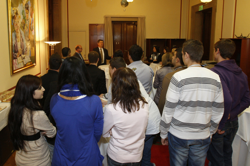 Bundesratspräsident Martin Preineder empfängt SchülerInnen der HAK/HASCH Wiener Neustadt.