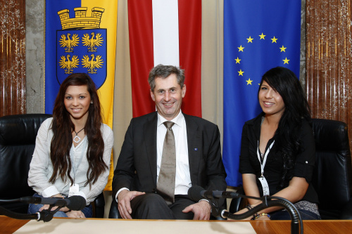Schülerinnen der HAK/HASCH Wr. Neustadt mit Bundesratspräsident Martin Preineder (Bildmitte) am Präsidium
