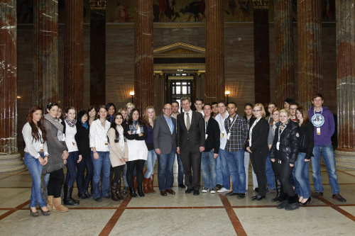 Gruppenaufnahme mit Bundesratspräsident Martin Preineder (in der Mitte) und Schülern der HAK/HASCH Wr. Neustadt